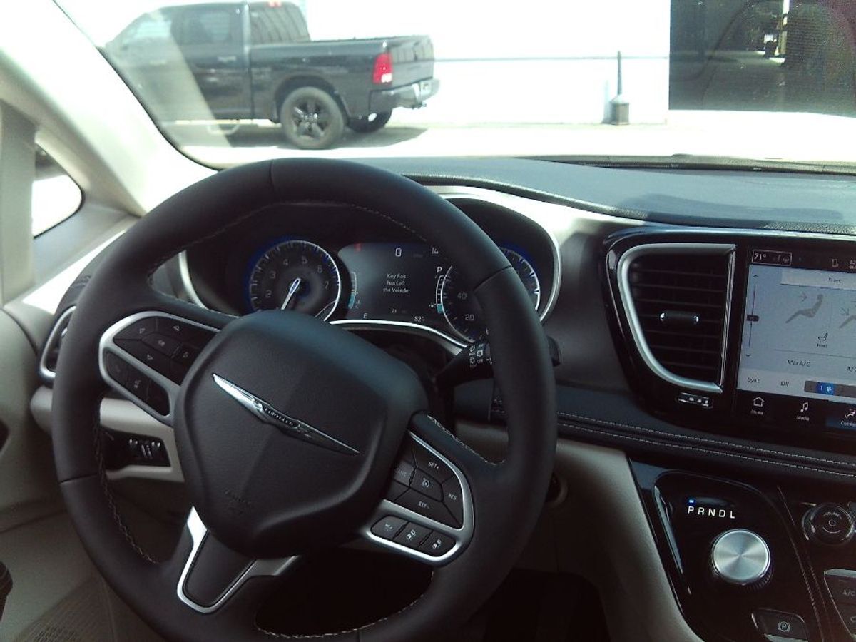 2024 Chrysler Pacifica Touring L - Photo 10