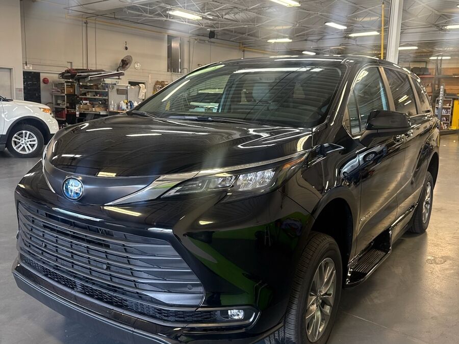 2025 Toyota Sienna XLE - Photo 2