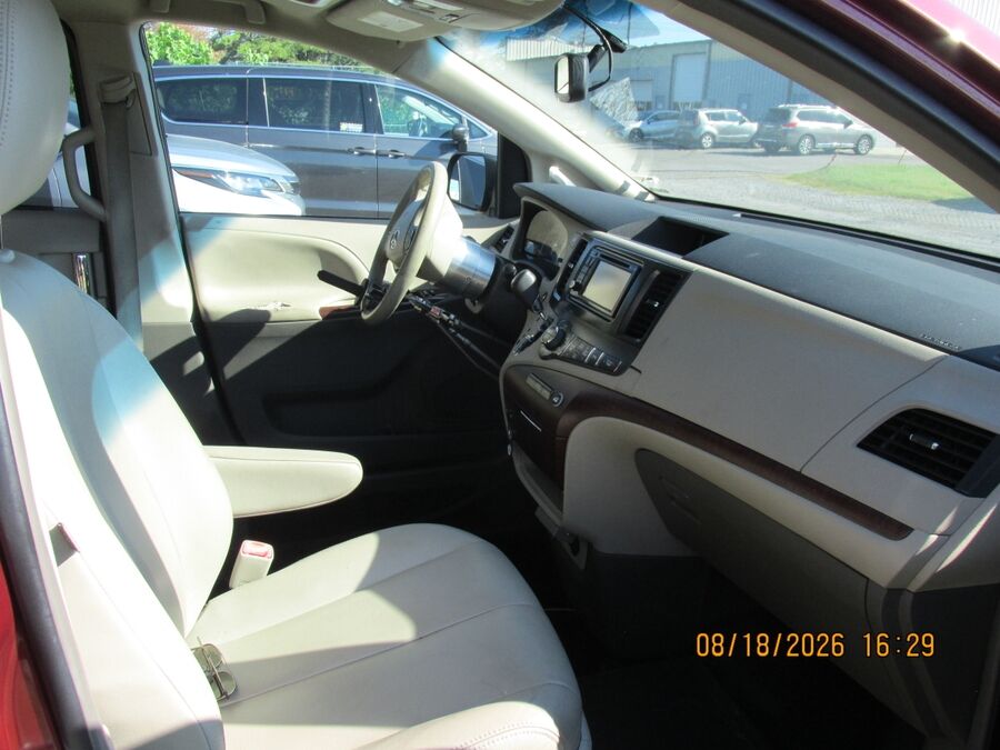 2013 Toyota Sienna XLE - Photo 13