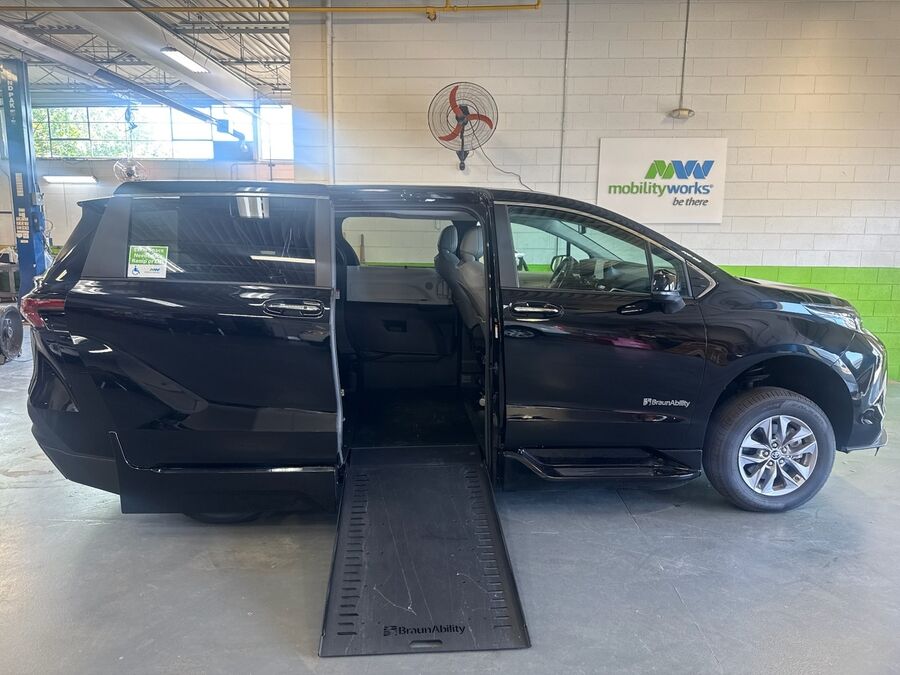 2025 Toyota Sienna XLE - Photo 8