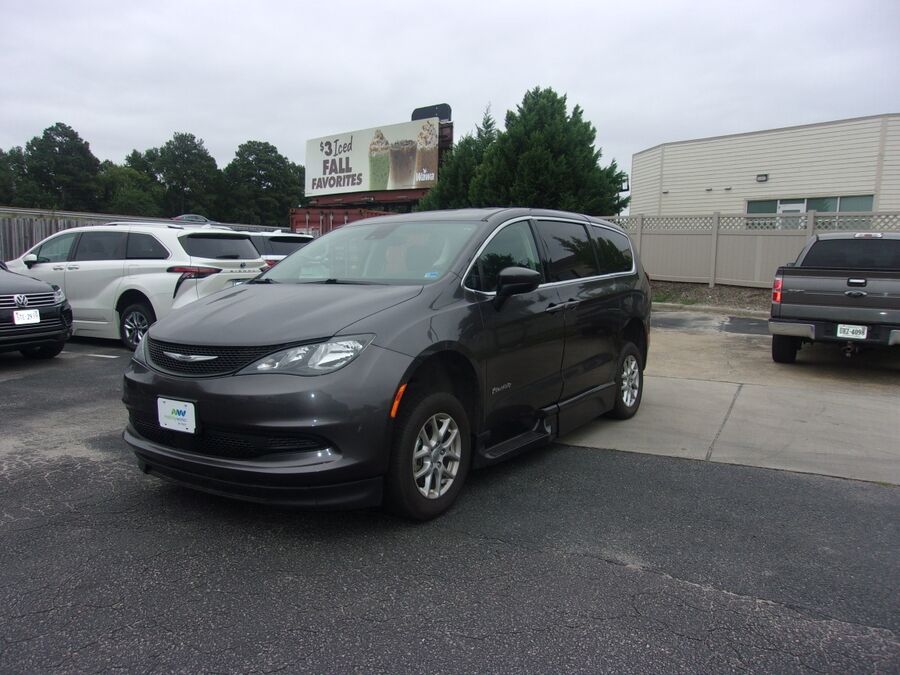 2023 Chrysler Voyager