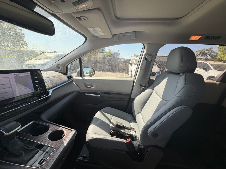 2023 Toyota Sienna XLE - Photo 5