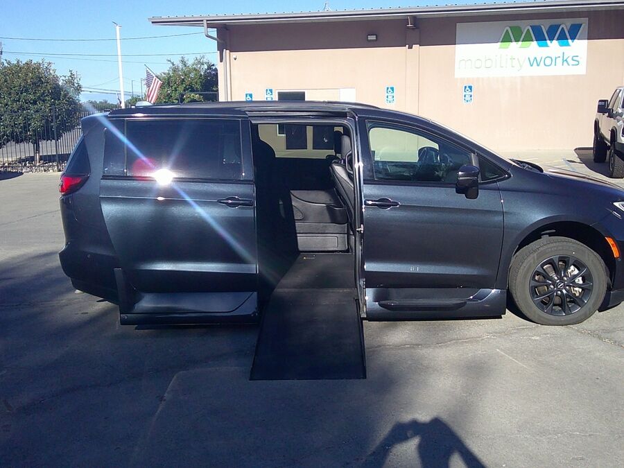 2021 Chrysler Pacifica Touring L - Photo 5
