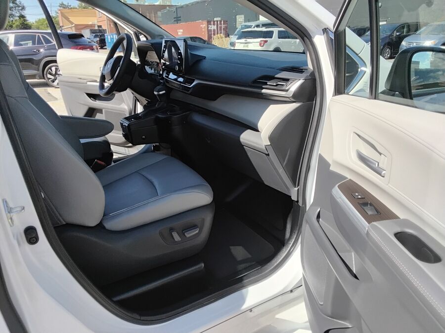 2023 Toyota Sienna XLE - Photo 19