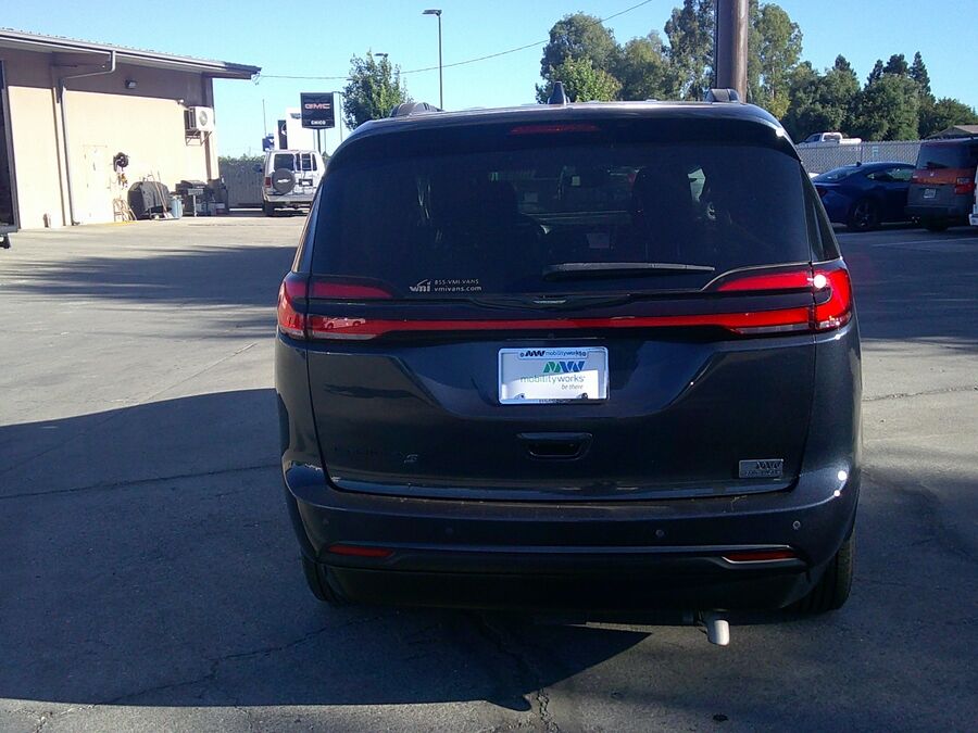 2021 Chrysler Pacifica Touring L - Photo 2
