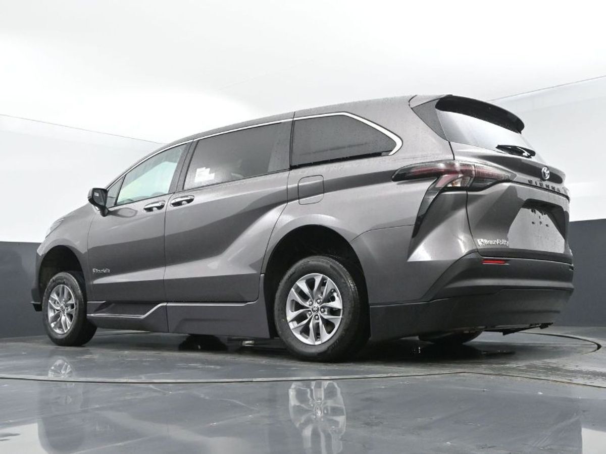 2024 Toyota Sienna XLE - Photo 12