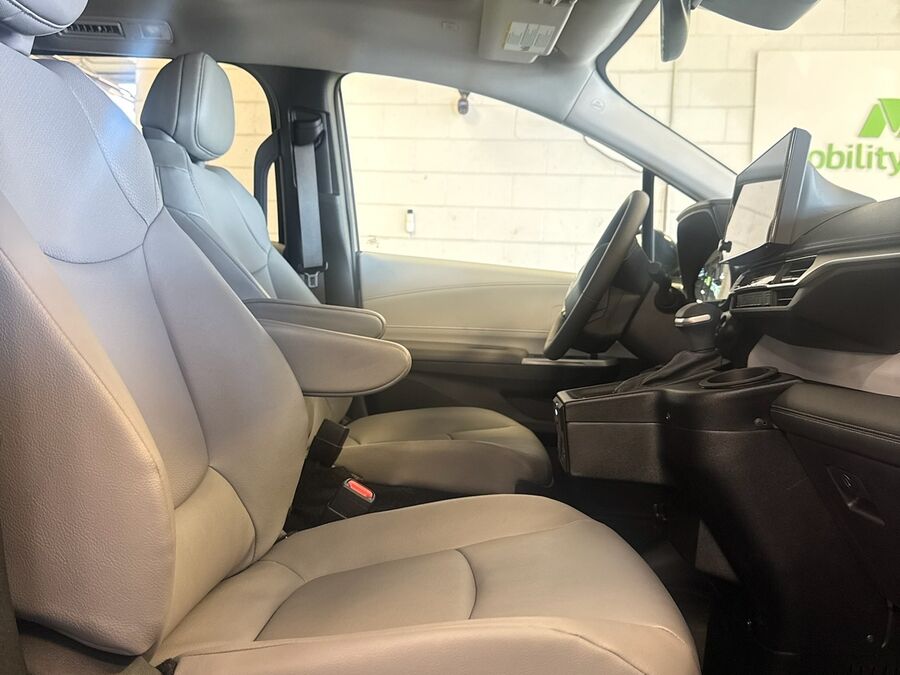 2025 Toyota Sienna XLE - Photo 15
