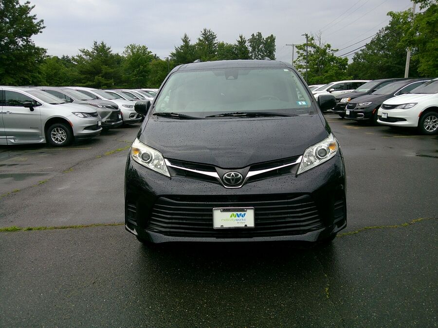 2019 Toyota Sienna LE - Photo 3