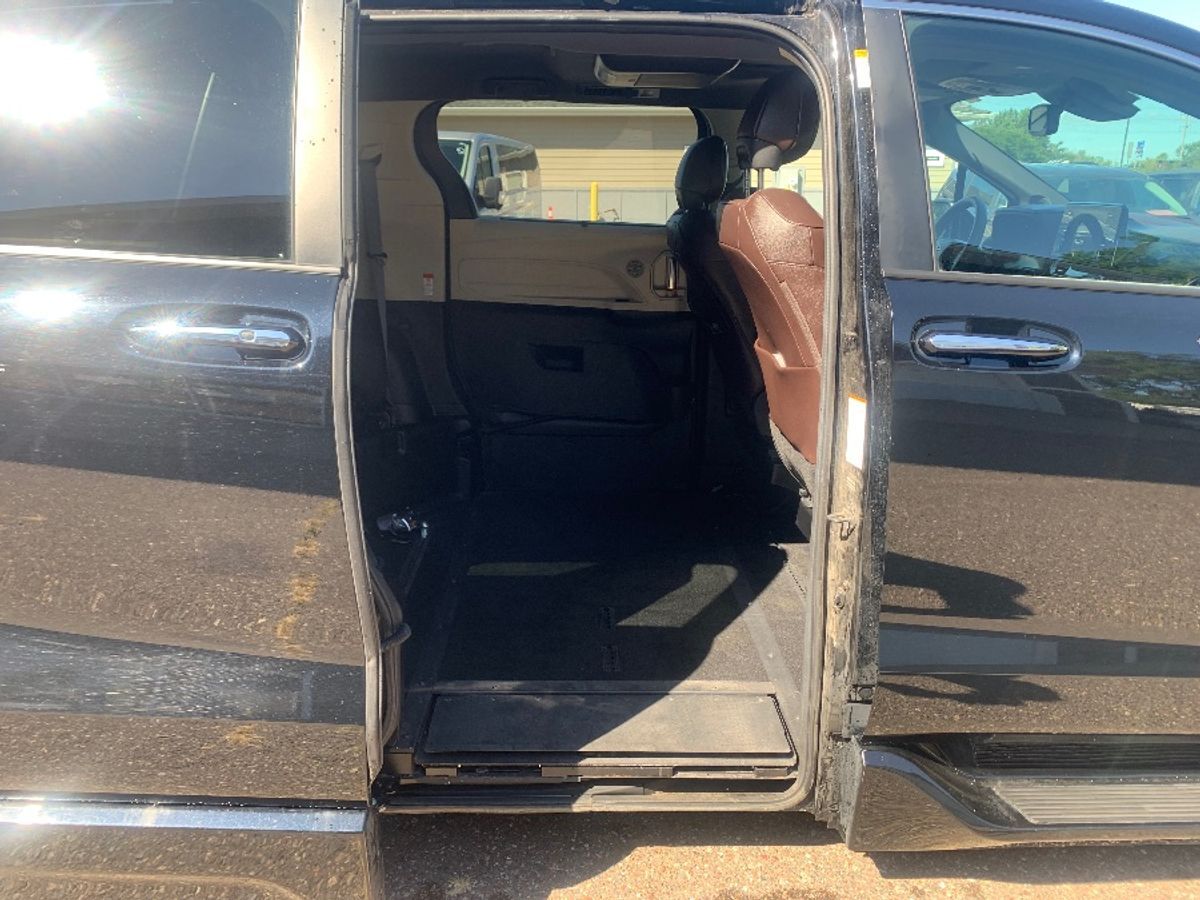 2022 Toyota Sienna Platinum - Photo 14