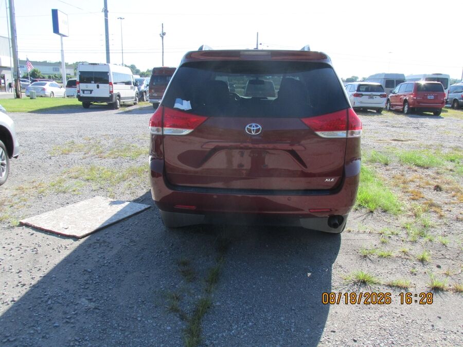 2013 Toyota Sienna XLE - Photo 6