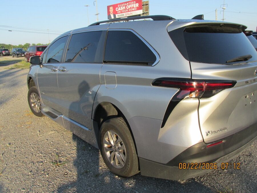 2023 Toyota Sienna XLE - Photo 7