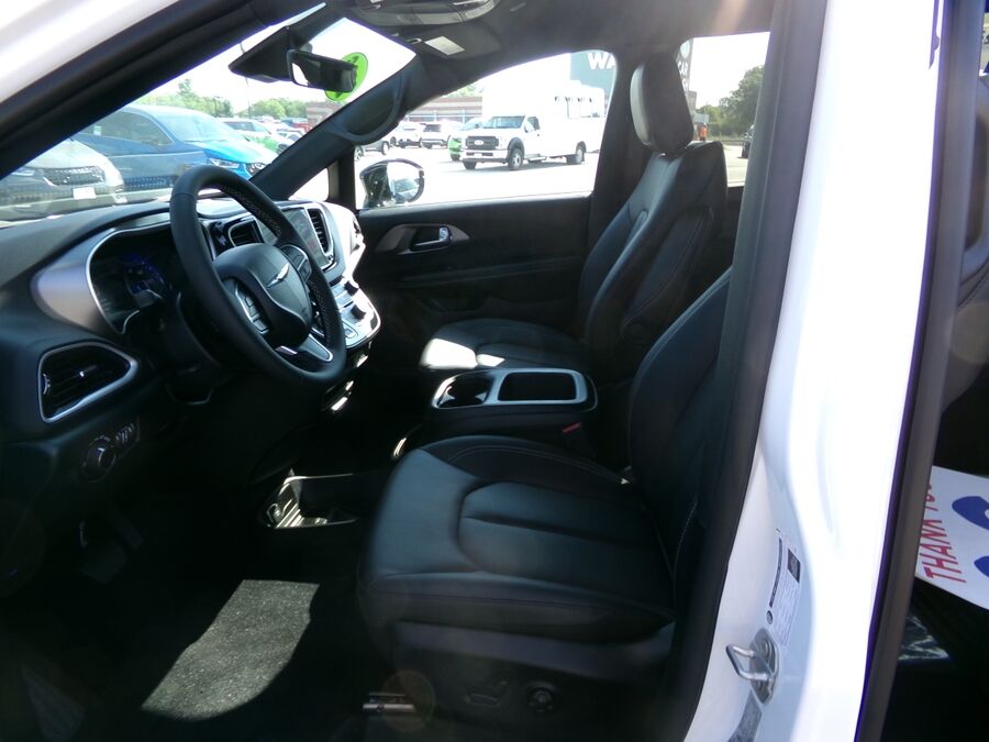 2026 Chrysler Voyager LX - Photo 11