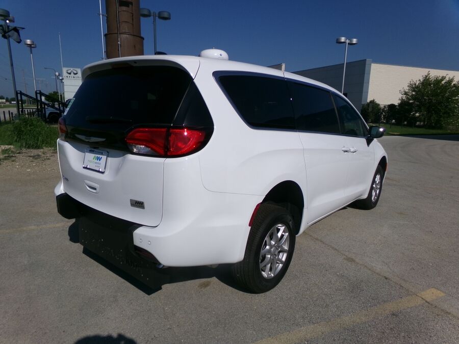 2026 Chrysler Voyager LX - Photo 25