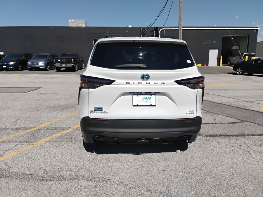 2023 Toyota Sienna XLE - Photo 9