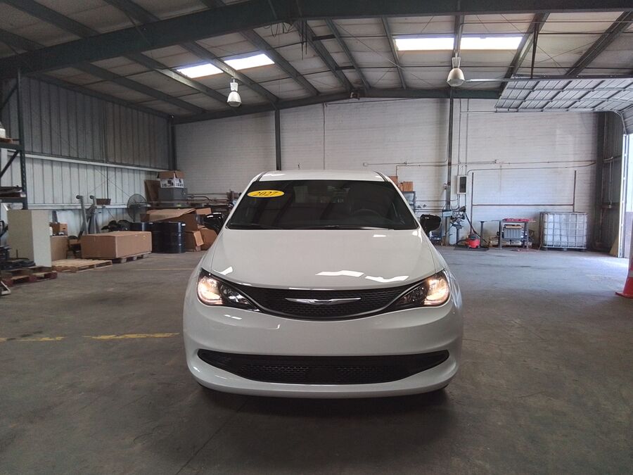 2027 Chrysler Voyager LX - Photo 2