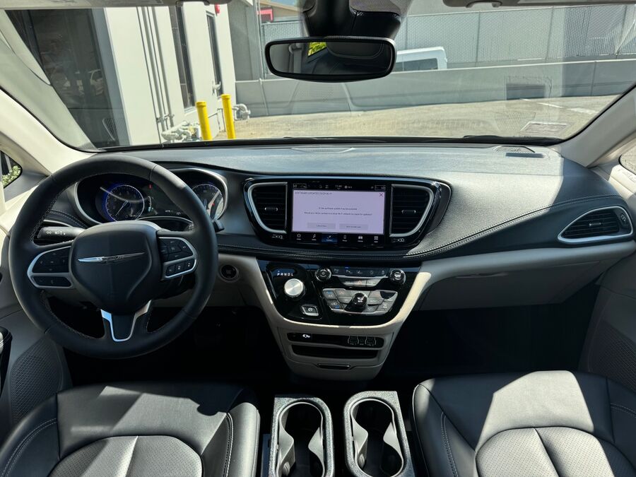 2024 Chrysler Pacifica Touring L - Photo 9