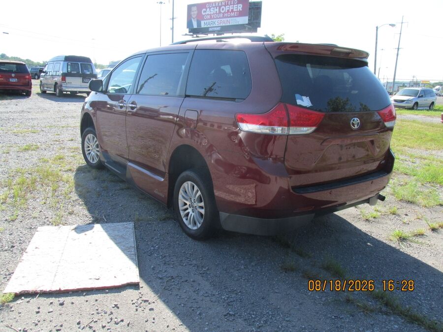 2013 Toyota Sienna XLE - Photo 7