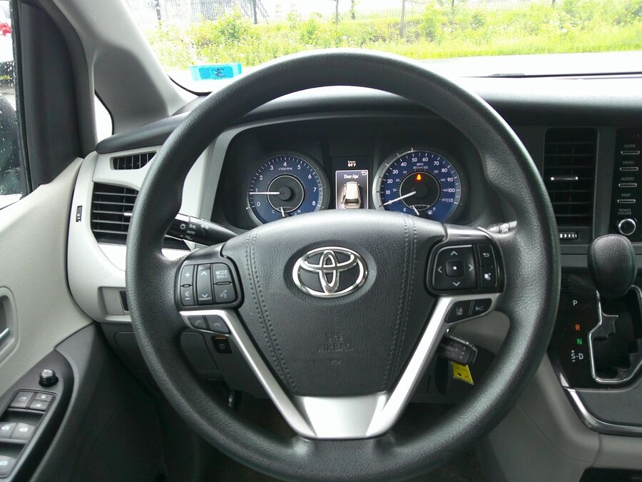 2019 Toyota Sienna LE - Photo 11
