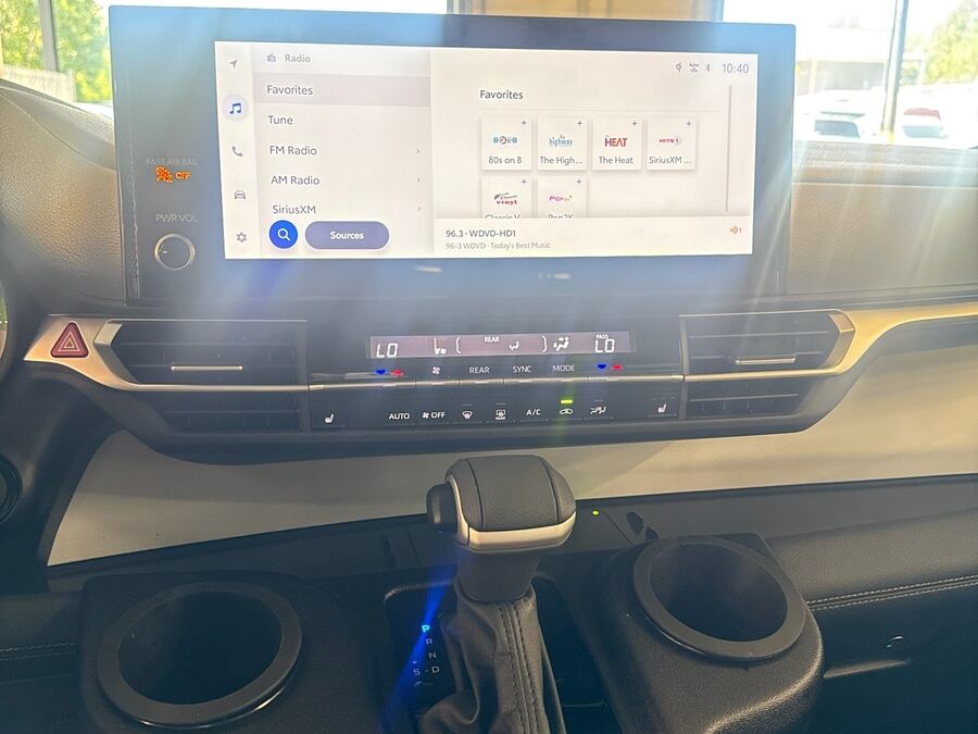 2025 Toyota Sienna XLE - Photo 18