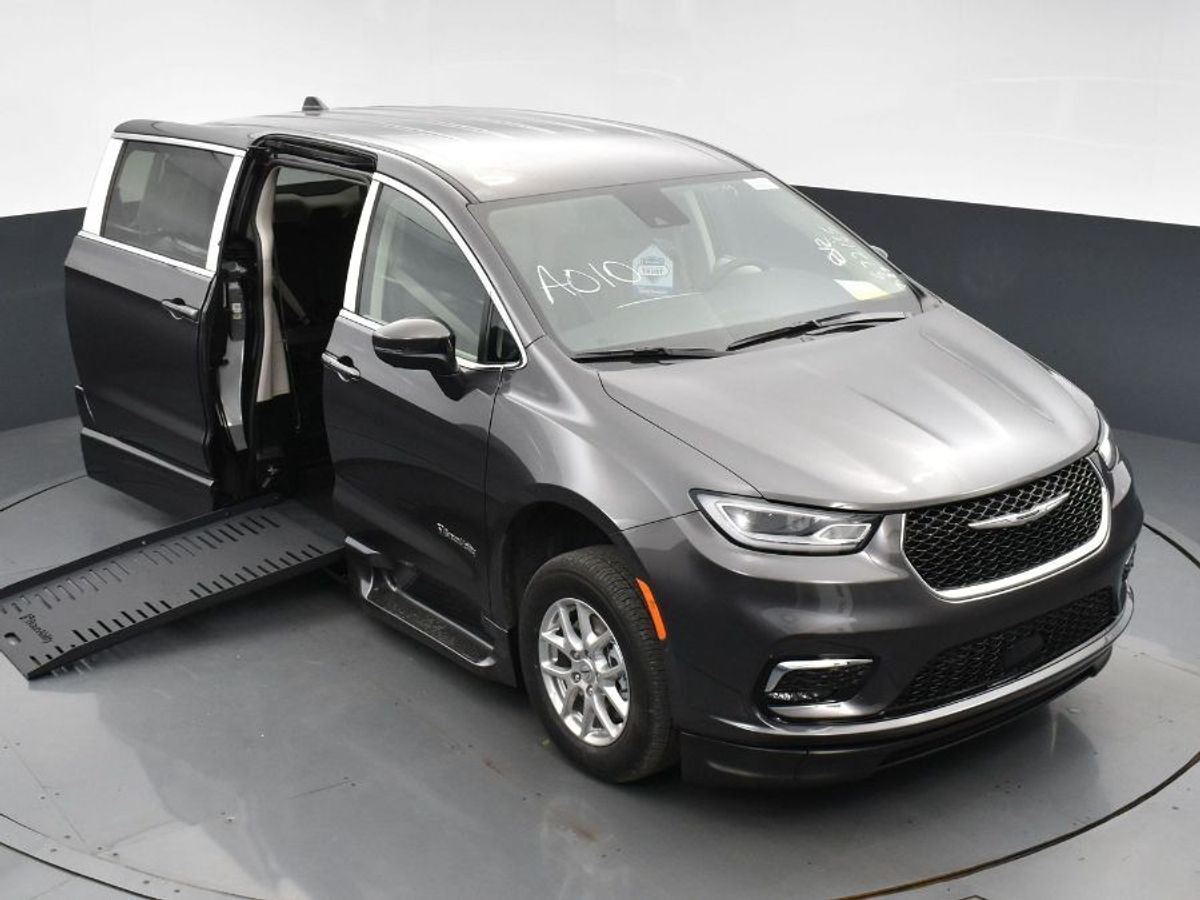 2023 Chrysler Pacifica Touring L - Photo 3