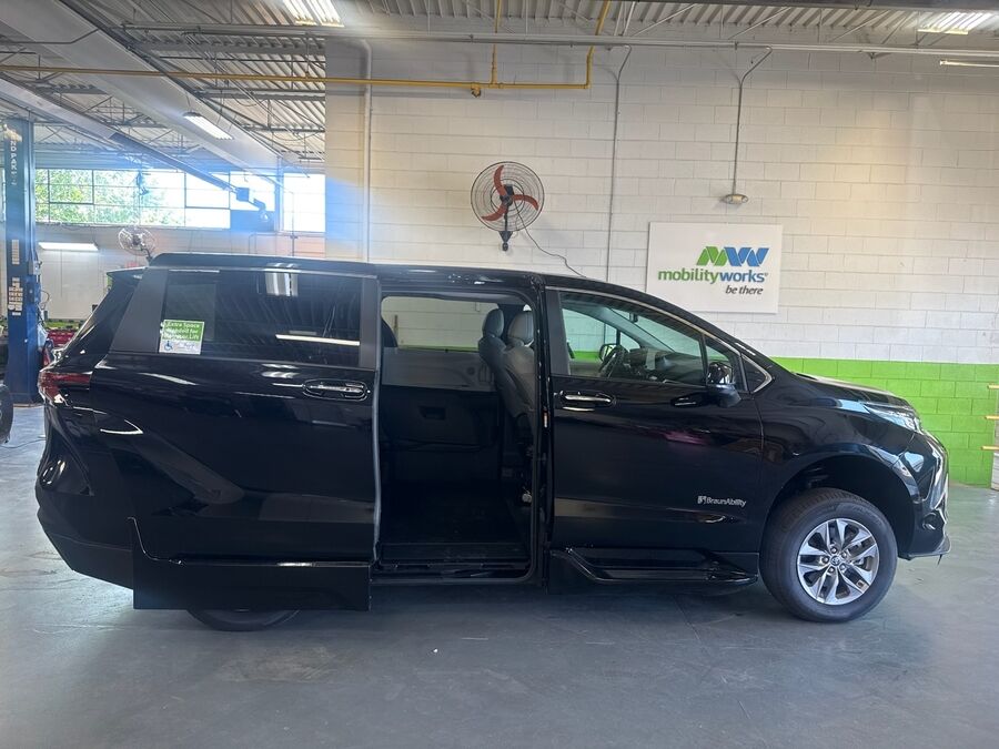 2025 Toyota Sienna XLE - Photo 14