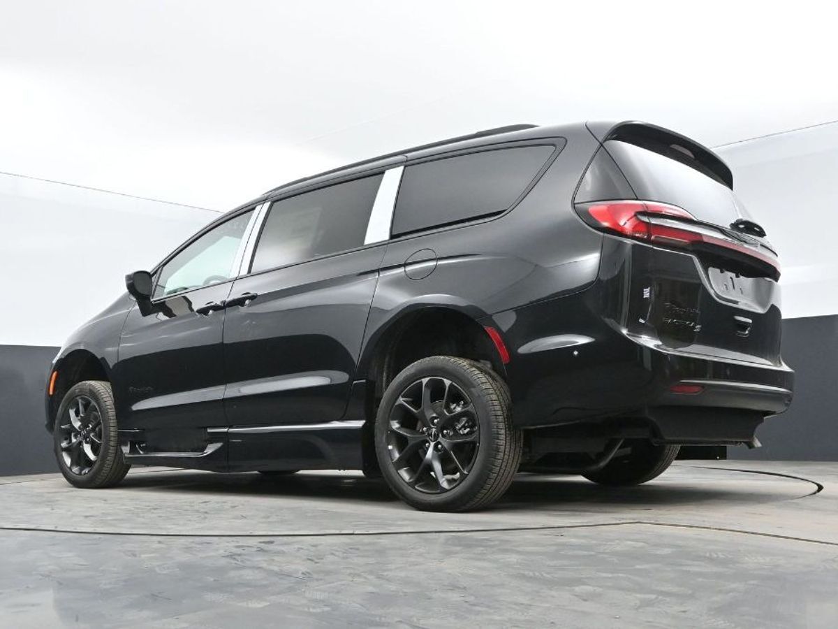 2023 Chrysler Pacifica Touring L - Photo 12