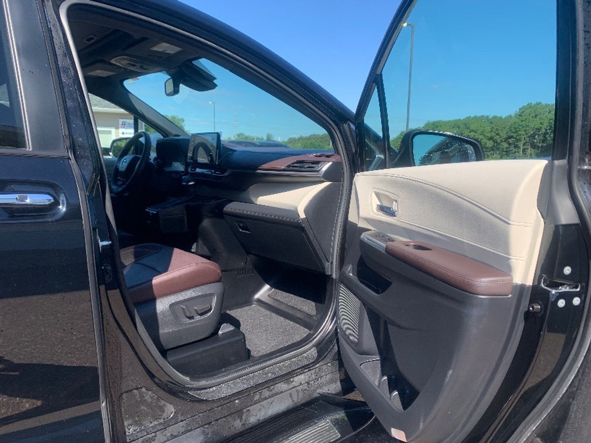 2022 Toyota Sienna Platinum - Photo 13