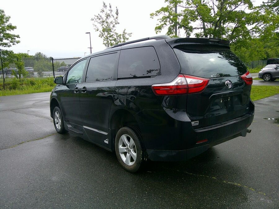 2019 Toyota Sienna LE - Photo 6