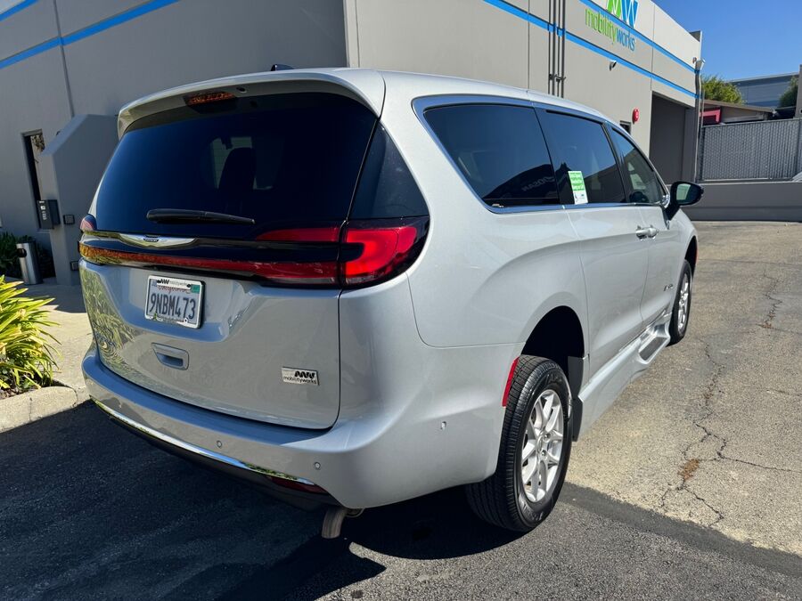 2024 Chrysler Pacifica Touring L - Photo 7