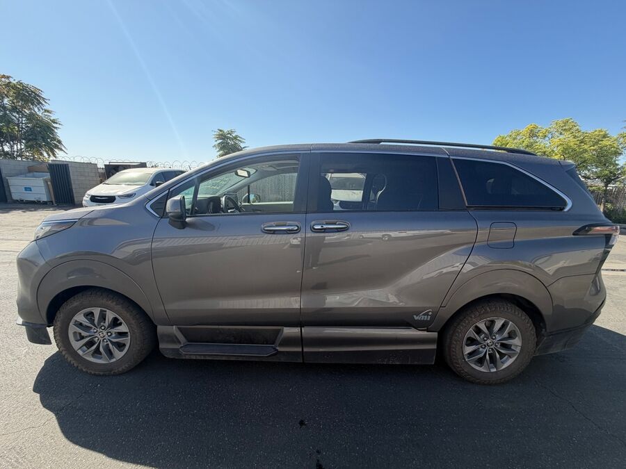 2023 Toyota Sienna XLE - Photo 7