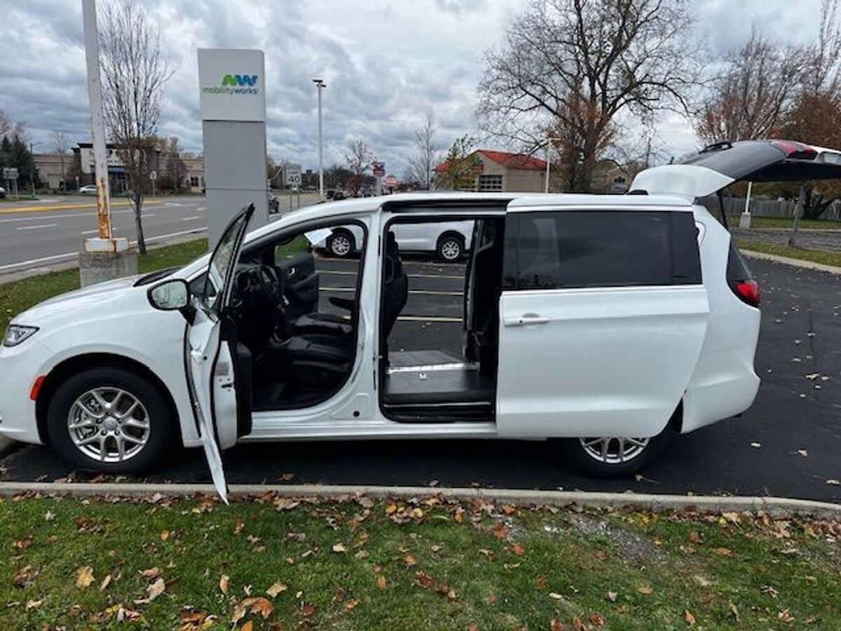 2026 Chrysler Pacifica Select - Photo 9