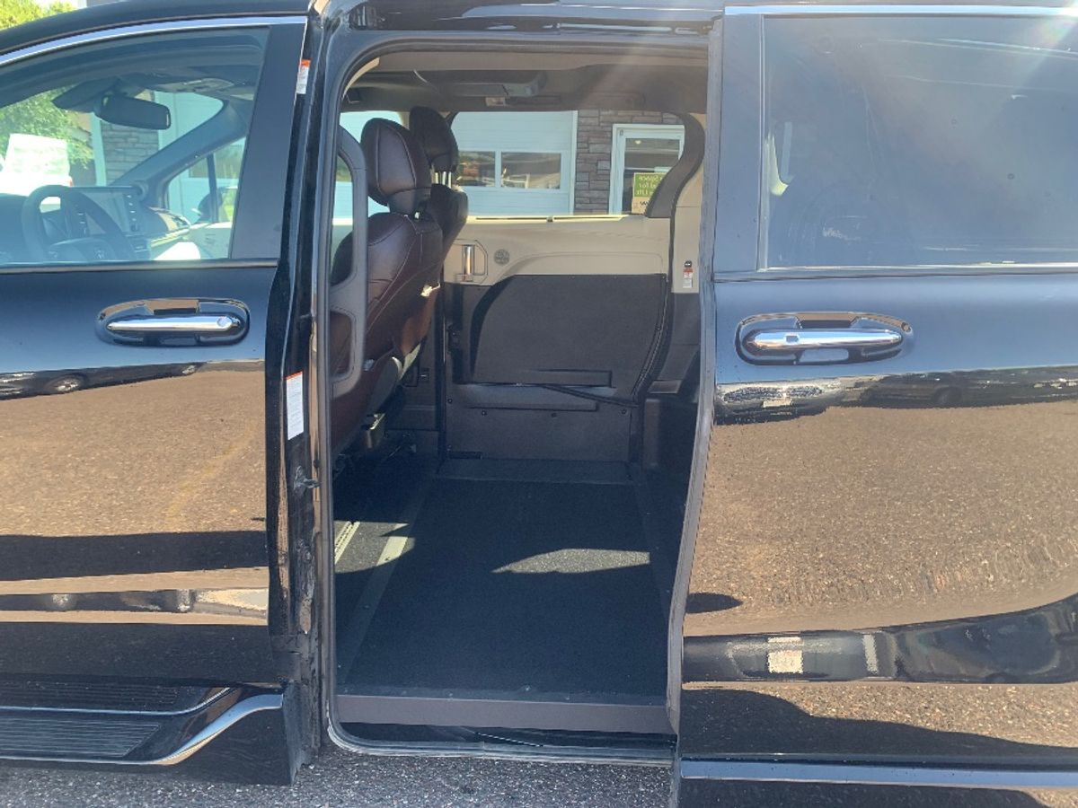 2022 Toyota Sienna Platinum - Photo 21
