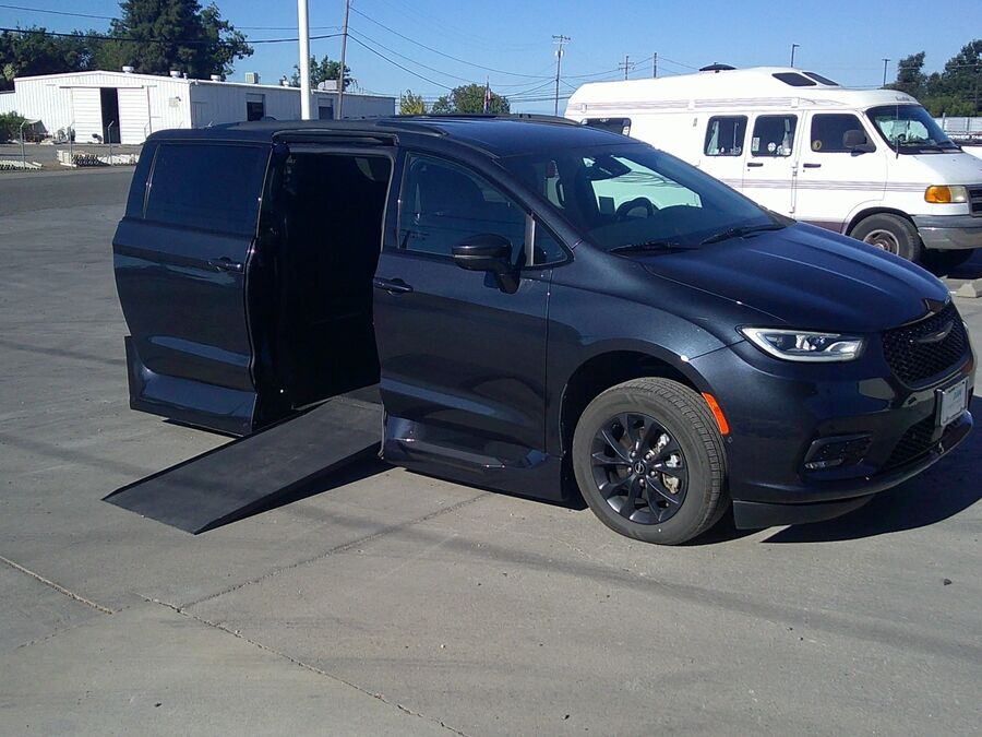 2021 Chrysler Pacifica Touring L - Photo 4