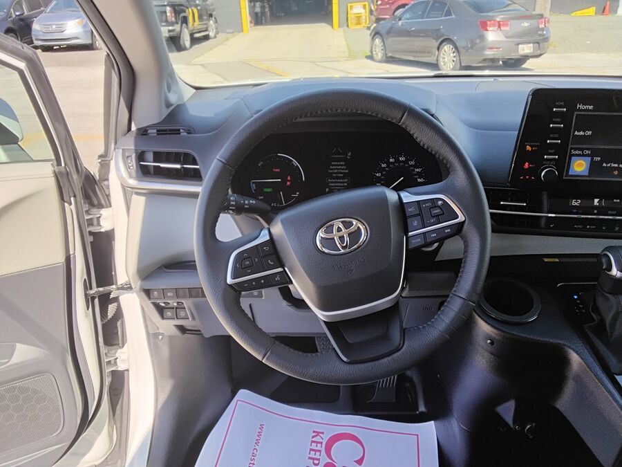 2023 Toyota Sienna XLE - Photo 14