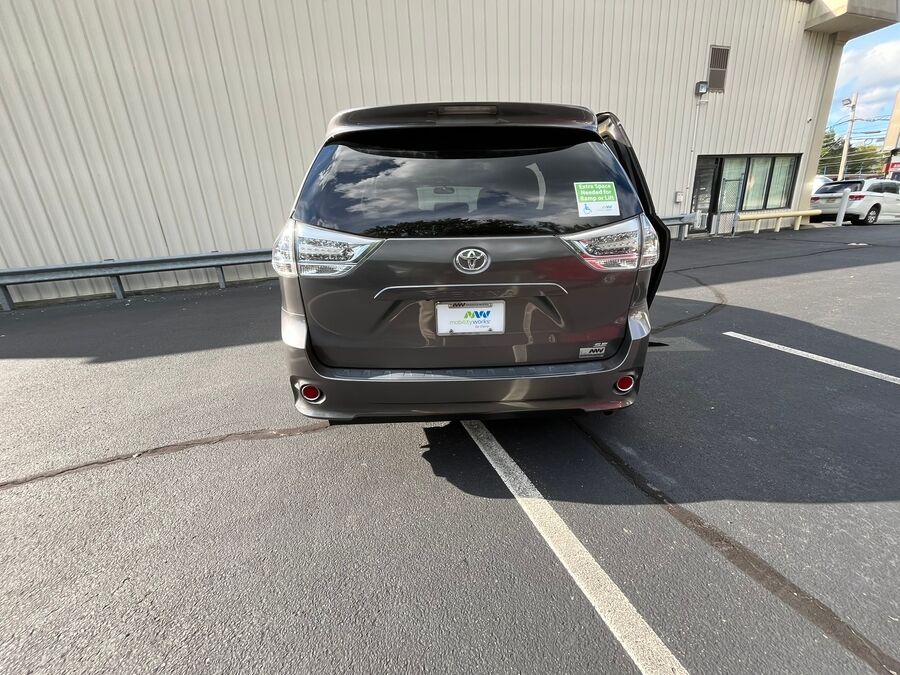 2017 Toyota Sienna SE - Photo 6