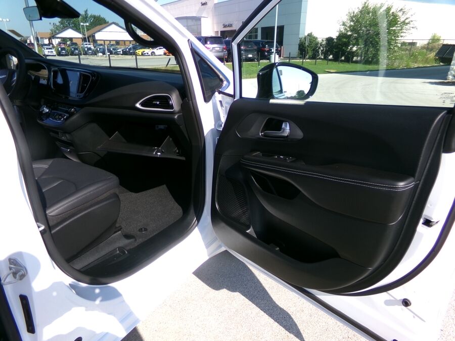 2026 Chrysler Voyager LX - Photo 13