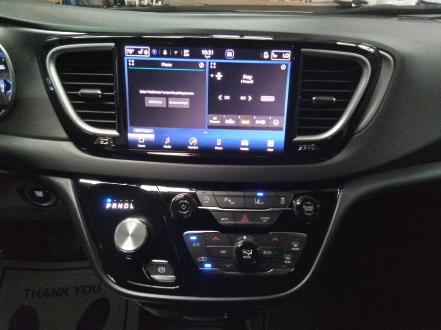 2027 Chrysler Voyager LX - Photo 12
