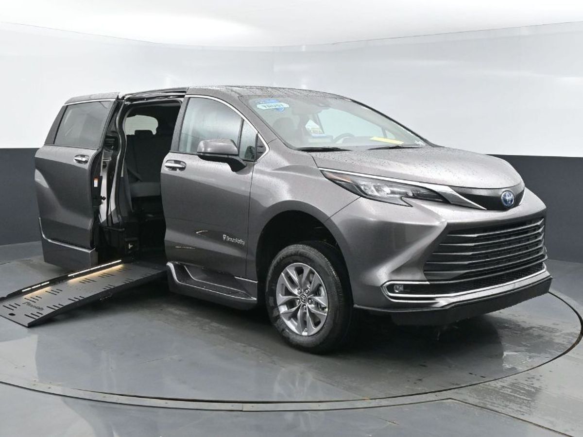 2024 Toyota Sienna XLE - Photo 18