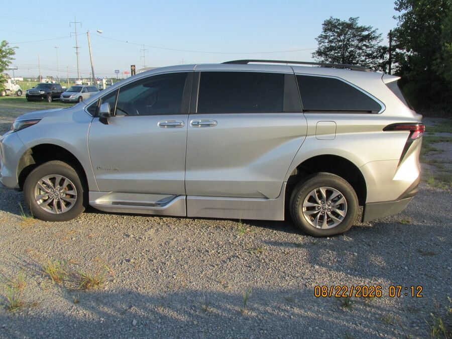 2023 Toyota Sienna XLE - Photo 8