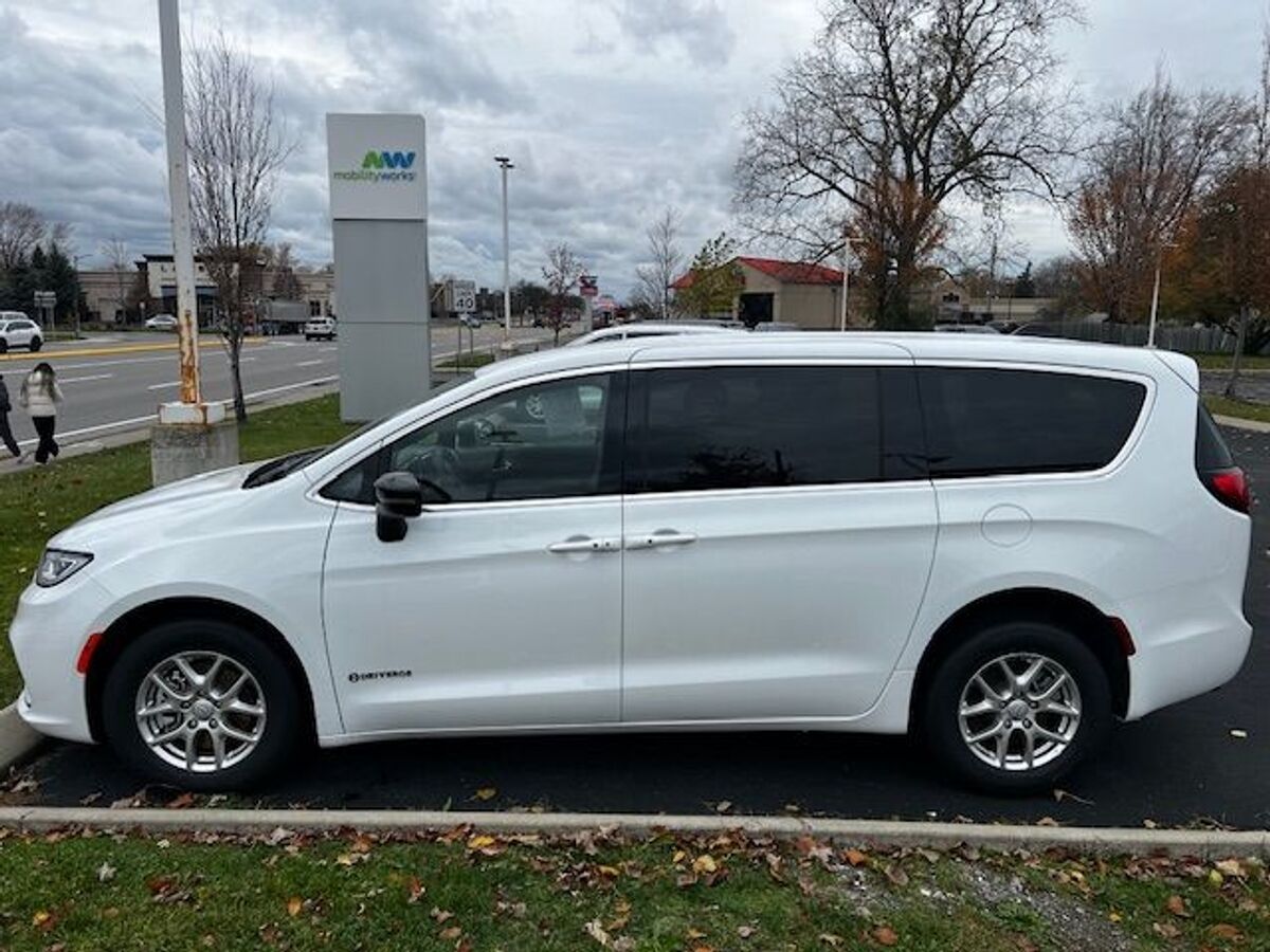 2026 Chrysler Pacifica Select - Photo 3