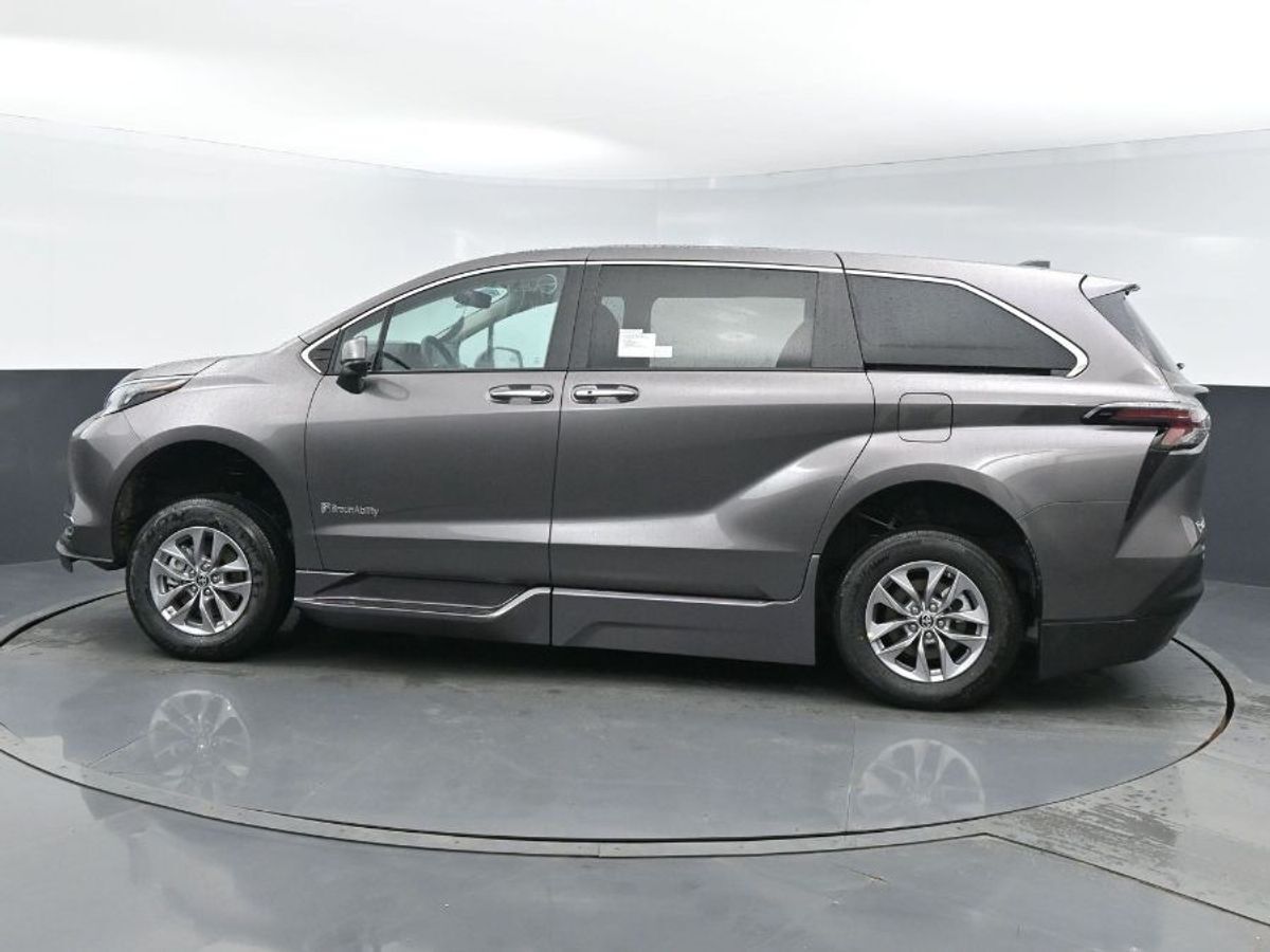 2024 Toyota Sienna XLE - Photo 21