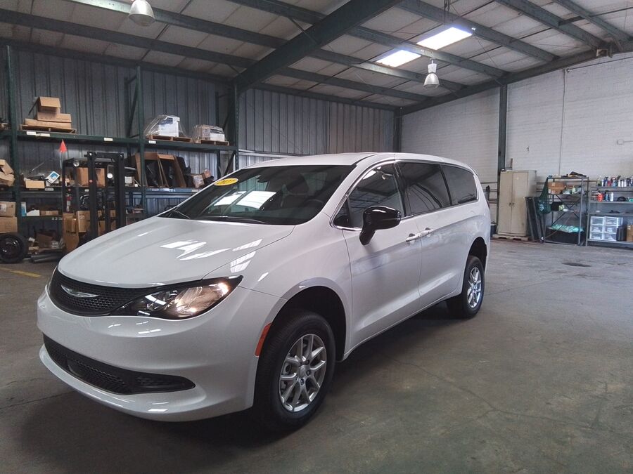 2027 Chrysler Voyager LX - Photo 3