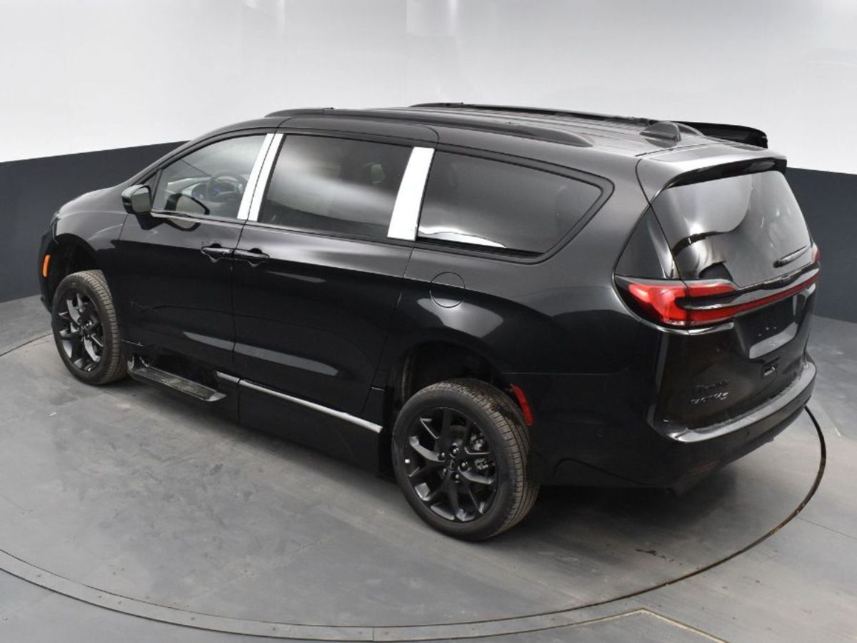 2023 Chrysler Pacifica Touring L - Photo 16