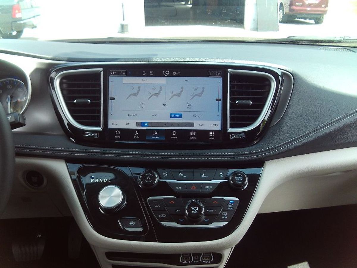 2024 Chrysler Pacifica Touring L - Photo 12