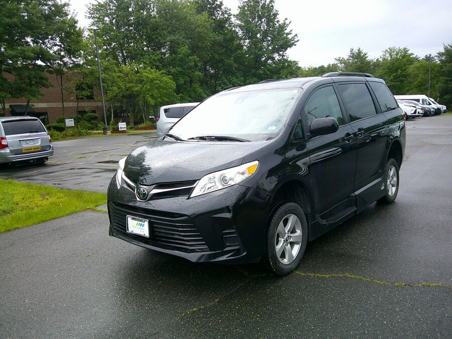 2019 Toyota Sienna LE - Photo 4