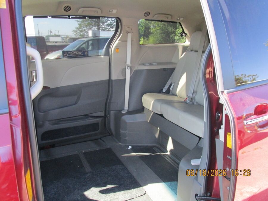 2013 Toyota Sienna XLE - Photo 9