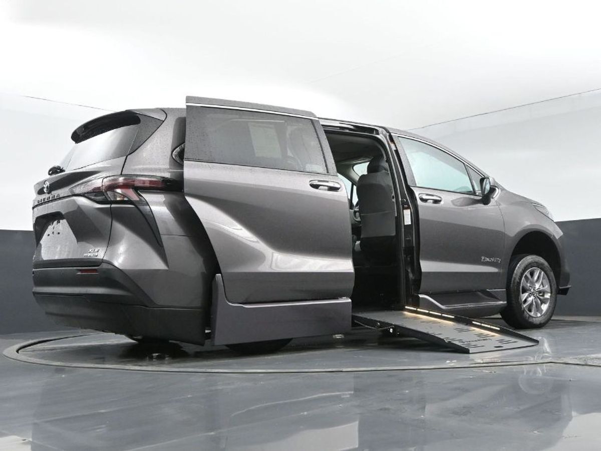 2024 Toyota Sienna XLE - Photo 13