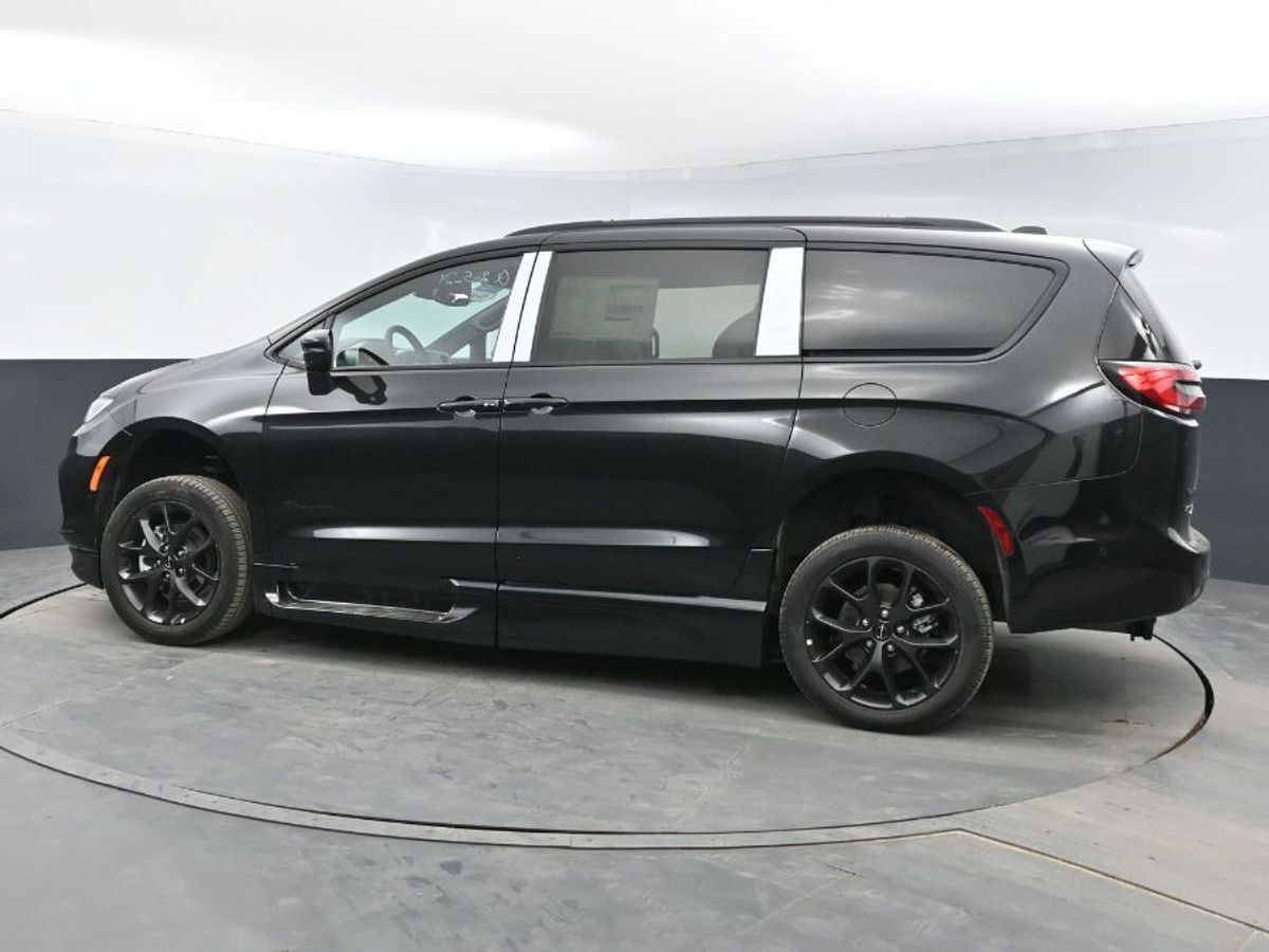 2023 Chrysler Pacifica Touring L - Photo 21