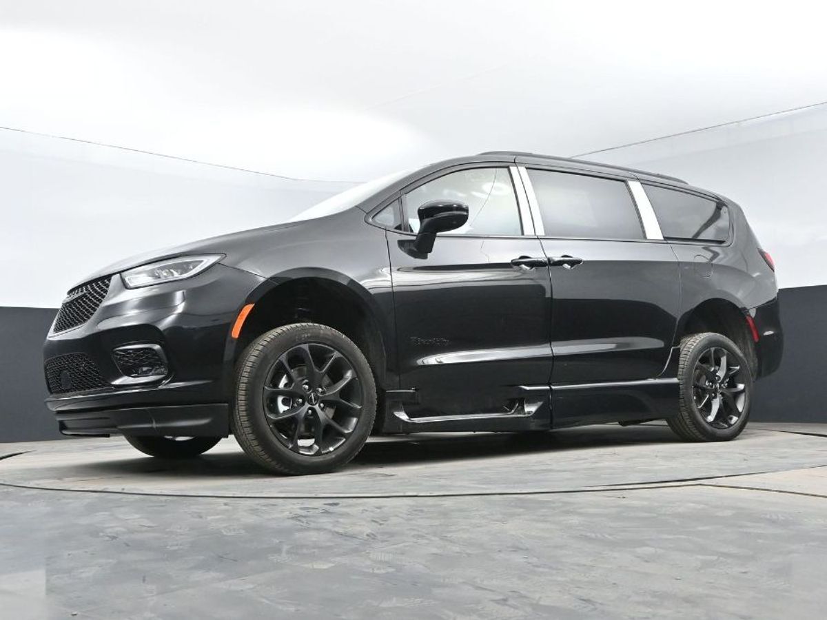 2023 Chrysler Pacifica Touring L - Photo 11