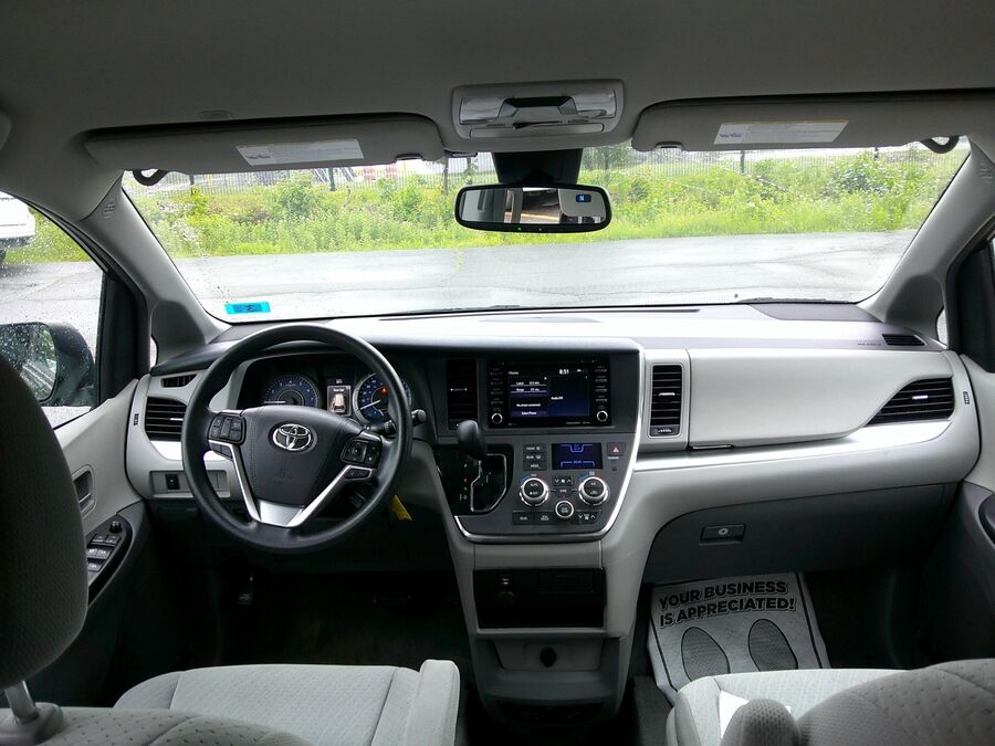 2019 Toyota Sienna LE - Photo 10
